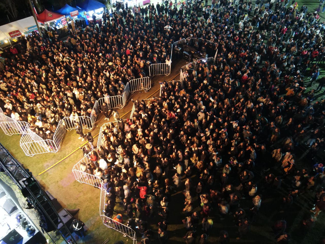 Vista aérea de evento masivo nocturno